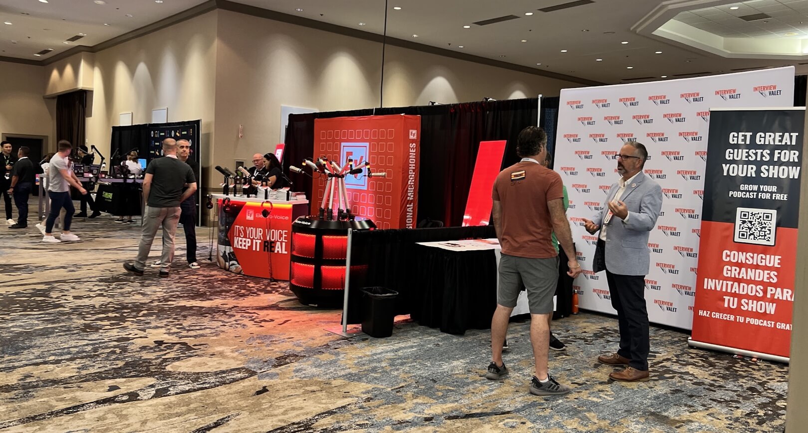 /assets/content/exhibitors-at-podcast-movement.jpg